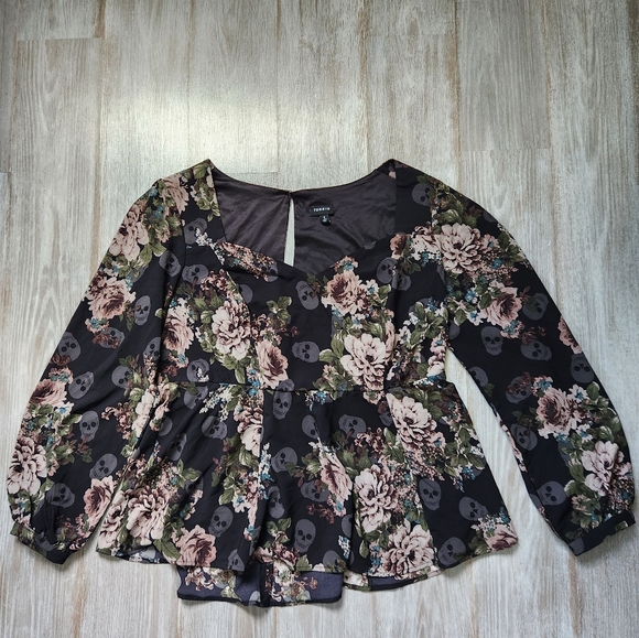 Torrid Peplum Blouse Black Skull Floral Crepe Sweetheart Neck Long Sleeve Sz 2X - Picture 1 of 9